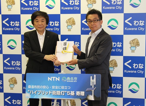 寄贈式での、NTN 大久保社長（写真左）から桑名市 伊藤市長（写真右）への目録贈呈