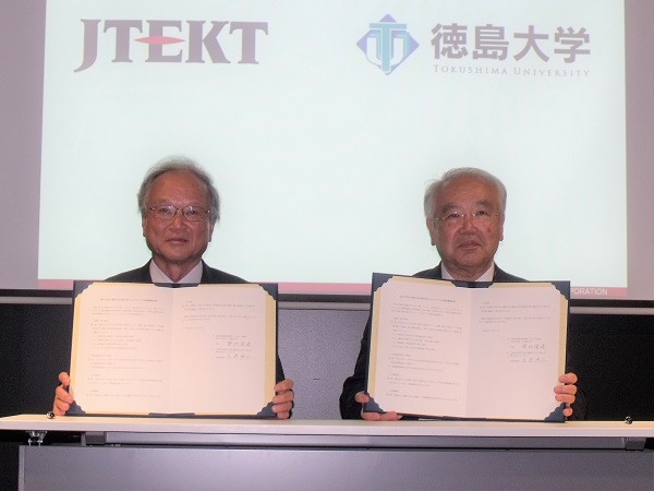 協定書に調印した宮崎博之ジェイテクト専務・軸受事業本部長（左）と野地澄晴 徳島大学長（右）