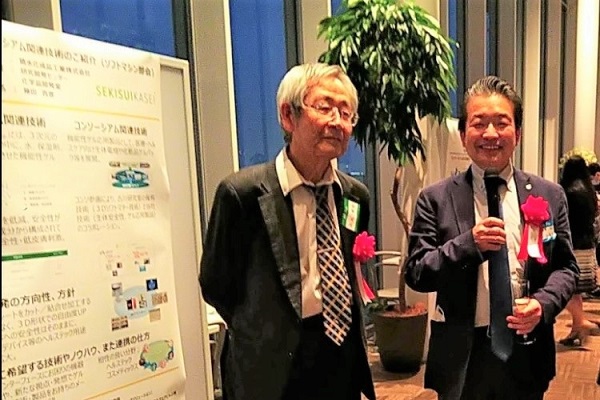 やわらか3D共創コンソーシアム　5周年記念シンポジウム　交流会のようす：西成氏（左）と古川会長