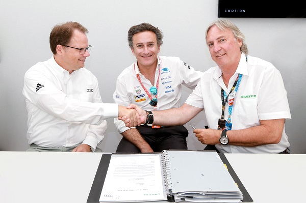 ベルリンePrix開催中の契約締結の様子。左から、ピーター・メルテンス氏（アウディAG技術開発担当取締役）、アレハンドロ・アガグ氏（FIAフォーミュラE CEO）、ペーター・グッツマー氏（シェフラーCEO代理兼CTO）