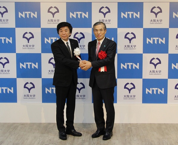 NTN次世代協働研究所の開所式で握手を交わす大久保博司NTN社長（写真左）と西尾章治郎 大阪大学総長（写真右）