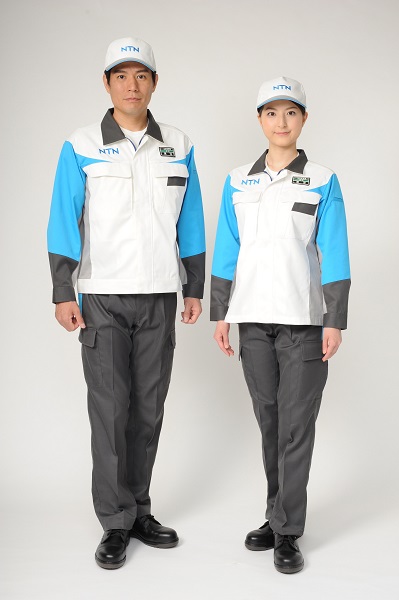 白とコーポレートカラーの青を基調とした男女共通のデザイン：半袖（上写真）・長袖（下写真）の2種類を用意