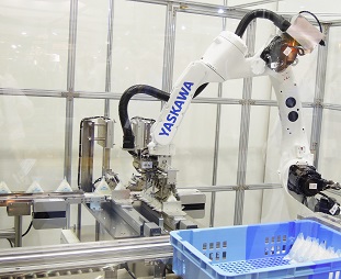 安川電機「おにぎり番重詰めロボットシステム」