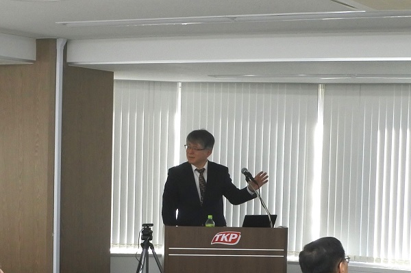 日本滑り軸受標準化協議会 第38回総会 講演を行う花形氏　bmt ベアリング＆モーション・テック